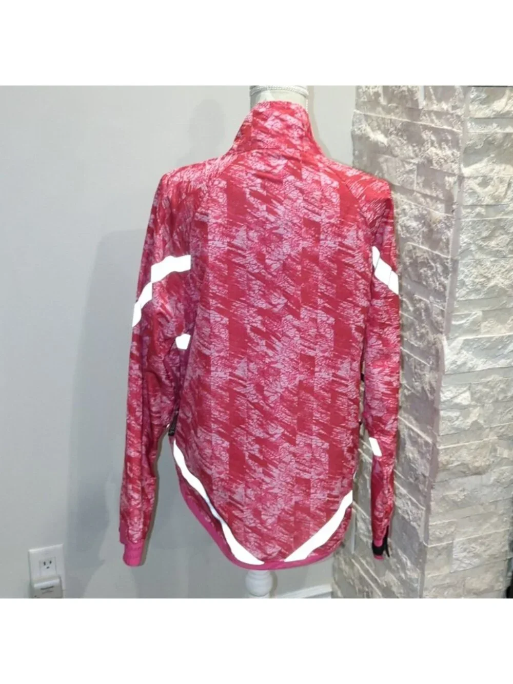 Running Room pattern pink/red reflective windbreaker jacket